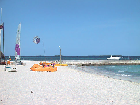 Der weiße Sandstrand der Malediven Foto 