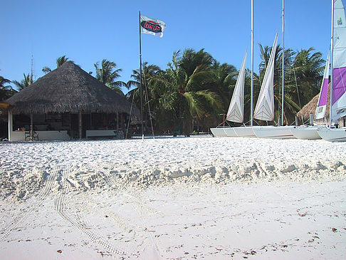 Der weiße Sandstrand der Malediven