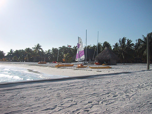 Der weiße Sandstrand der Malediven